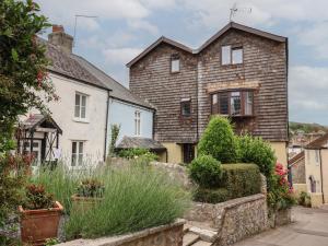 Una casa antigua en el pueblo de Bourton-on-the-Water en 2 The Cedars, en Lyme Regis