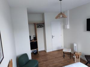 - un salon avec un fauteuil vert et un canapé dans l'établissement Sea view, à Étretat