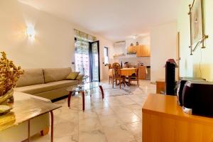 a living room with a couch and a table at Apartman Orbanići in Orbanići