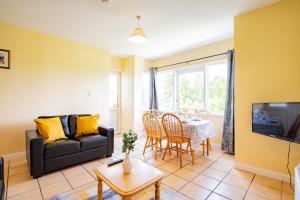 un salon avec un canapé et une table dans l'établissement Budget Friendly 3 Bed Apartment, à Galway