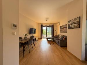 贝西奇SeaWolf Apartment的带沙发和桌子的客厅