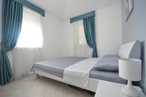 Postel nebo postele na pokoji v ubytování Seaside Apartments Petrovac