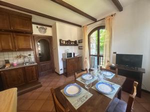 una cucina e una sala da pranzo con un tavolo di legno di Rifugio Dei Girasoli a San Giacomo