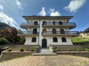 un grande edificio bianco con delle scale di fronte di Rifugio Dei Girasoli a San Giacomo
