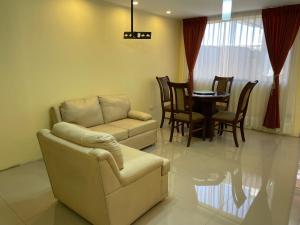 un salon avec un canapé et une table dans l'établissement The Chill Spot, à Arequipa 1 autre photo