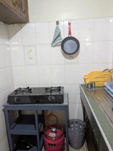 Kuchyň nebo kuchyňský kout v ubytování NYATI 1bdrm Apartment Donholm