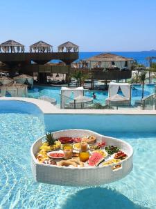 Bazén v ubytování Alia Beachfront Suites and Spa nebo v jeho okolí
