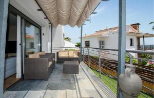eine Terrasse mit einem Sofa und Stühlen auf dem Balkon in der Unterkunft Pet Friendly Home In Santa Susanna in Santa Susanna