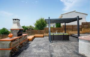 eine Terrasse mit Grill und Hydranten in der Unterkunft Pet Friendly Home In Santa Susanna in Santa Susanna