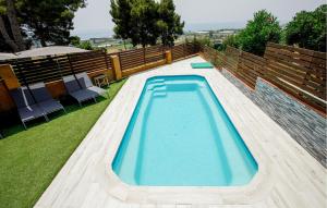 ein Pool an der Seite eines Hauses in der Unterkunft Pet Friendly Home In Santa Susanna in Santa Susanna + 32 Fotos