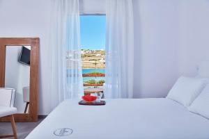 Кровать или кровати в номере Mykonos Waves Beach House & Suites