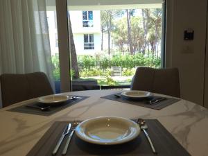 ein Tisch mit Tellern und Besteck darauf in der Unterkunft Blue Harmony in Lalzit Bay