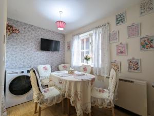 a dining room with a table and a washing machine at City Centre Vintage Theme Guest Rooms in Liverpool