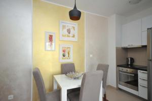 Kuchyň nebo kuchyňský kout v ubytování Seaside Apartments Petrovac