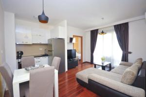 Kuchyň nebo kuchyňský kout v ubytování Seaside Apartments Petrovac