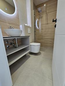 Koupelna v ubytování Apartmani Leženić M + 37 fotografií