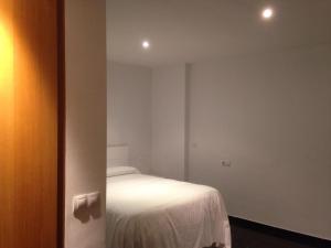 En eller flere senge i et værelse på Áticos Puerta Del Sol