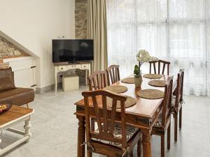 Una sala de estar con una mesa y sillas de madera. en Antica Dimora Polpenazze, en Polpenazze del Garda