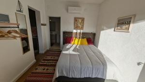 une chambre avec un lit dans une pièce dans l'établissement Los Nopalitos 2 - Estudio chulísimo súper equipado a 3,5km de Carboneras, à El Llano de Don Antonio