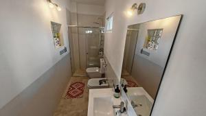 une salle de bain avec un lavabo et un miroir et des toilettes dans l'établissement Los Nopalitos 2 - Estudio chulísimo súper equipado a 3,5km de Carboneras, à El Llano de Don Antonio 11 autres photos