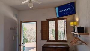 une pièce avec une fenêtre et un panneau sur le mur dans l'établissement Los Nopalitos 2 - Estudio chulísimo súper equipado a 3,5km de Carboneras, à El Llano de Don Antonio