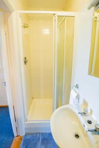 une salle de bain avec douche et lavabo dans l'établissement Spacious & Affordable 3 Bed Apt, à Galway