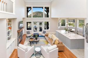 Χώρος καθιστικού στο Mount Finlayson View Villa