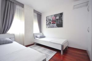 A bed or beds in a room at Seaside Apartments Petrovac