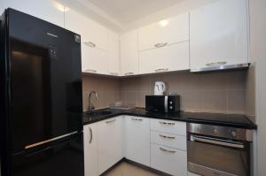 Kuchyň nebo kuchyňský kout v ubytování Seaside Apartments Petrovac
