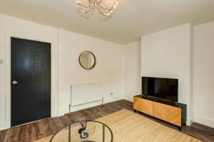 Μια τηλεόραση ή/και κέντρο ψυχαγωγίας στο 3 bed home by the sea