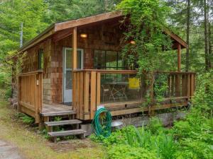 une cabane en bois au milieu d'une forêt dans l'établissement The Lakeside Cottage, à Gibsons