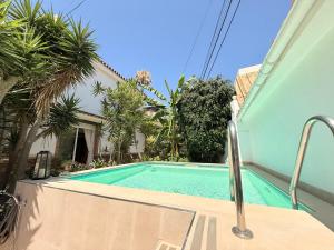Bazén v ubytovaní Villa a 100 metros de la playa alebo v jeho blízkosti
