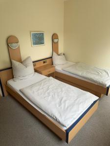 Postel nebo postele na pokoji v ubytování Aparthotel Zur Linde - by Willms & Schömer eG