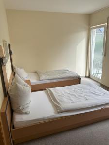 Postel nebo postele na pokoji v ubytování Aparthotel Zur Linde - by Willms & Schömer eG