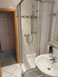 Koupelna v ubytování Aparthotel Zur Linde - by Willms & Schömer eG + 28 fotografií