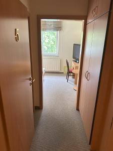 TV a/nebo společenská místnost v ubytování Aparthotel Zur Linde - by Willms & Schömer eG