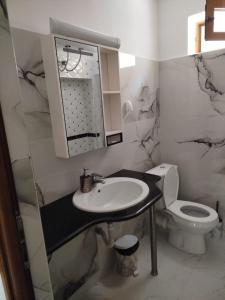 un baño con lavabo e inodoro en Unique, en Pogradec