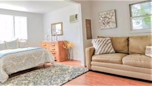 una sala de estar con un sofá y una cama en 505 Sandalwood Road, en Wildwood Highlands Beach 23 fotos más