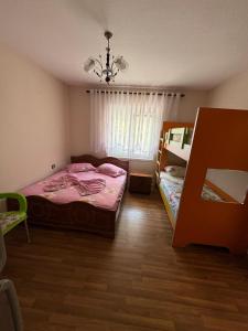 Un dormitorio con dos camas y una lámpara de araña. en Unique, en Pogradec