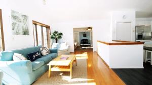 Una sala de estar con un sofá azul y una mesa. en 505 Sandalwood Road, en Wildwood Highlands Beach