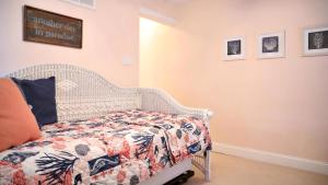 Un dormitorio con una cama con una colcha encima en Sand Castle, en Cape May
