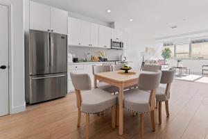 Kuchyň nebo kuchyňský kout v ubytování Chic Urban Retreat in LA- 2B1B Apartment + 13 fotografií