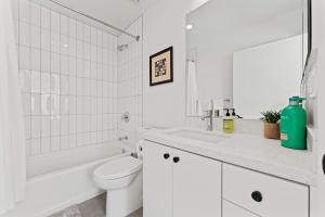 Koupelna v ubytování Chic Urban Retreat in LA- 2B1B Apartment