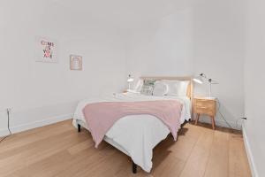 Postel nebo postele na pokoji v ubytování Chic Urban Retreat in LA- 2B1B Apartment