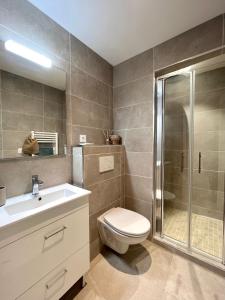 Kúpeľňa v ubytovaní PALM RIVIERA Capucins - Vieille ville de Menton - Vue mer + 18 fotografií