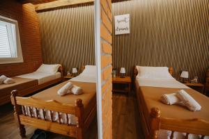 Postel nebo postele na pokoji v ubytování Borealis Guest House
