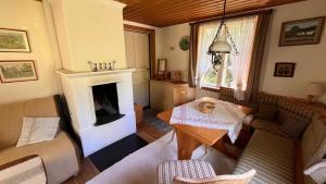 ein Wohnzimmer mit einem Tisch und einem Kamin in der Unterkunft Idyllisches Landhaus mit Ruderboot, Südschweden in Vissefjärda