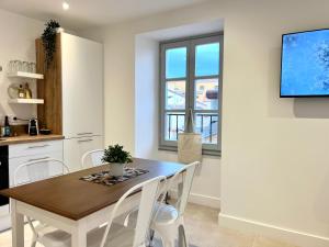 Kuchyňa alebo kuchynka v ubytovaní PALM RIVIERA Capucins - Vieille ville de Menton - Vue mer