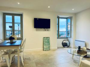 Televízia a/alebo spoločenská miestnosť v ubytovaní PALM RIVIERA Capucins - Vieille ville de Menton - Vue mer