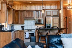 Η κουζίνα ή μικρή κουζίνα στο Fiddler Lake Resort - Deer 60